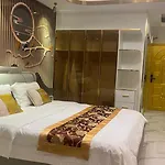 芭提雅中天维塔拉奢华黄金风格酒店公寓中天汽车站旁边 Pattaya
