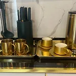 芭提雅中天维塔拉奢华黄金风格酒店公寓中天汽车站旁边 *