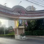 芭提雅中天维塔拉奢华黄金风格酒店公寓中天汽车站旁边 *