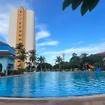 芭提雅中天维塔拉奢华黄金风格酒店公寓中天汽车站旁边 * Pattaya