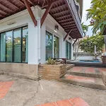 Thai 3b Pool Near Hollywood *