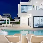 My Galaxy Pool 16br Near Jomtien