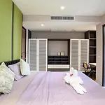Modern 4br Pool In Good Location วิลล่า