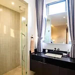 Modern 4br Pool In Good Location *