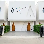 Modern 4br Pool In Good Location วิลล่า *