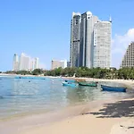 Sky Beachfront Apartment *