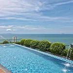 The Peak Towers - Luxury High Floor Ocean View - 2 Pools & Gym