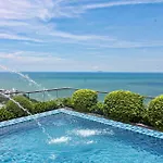 The Peak Towers - Luxury High Floor Ocean View - 2 Pools & Gym *