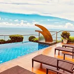 อพาร์ทเม้น The Peak Towers - Luxury High Floor Ocean View - 2 Pools & Gym *