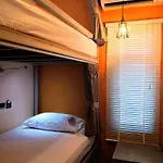 Hostel Asleep By Lantana *