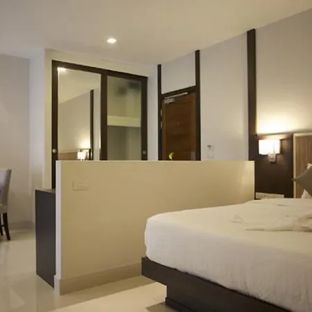 Hotel April 3*