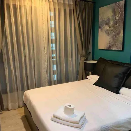 Apartment The Base 网红公寓顶楼无边泳池中文房东 *