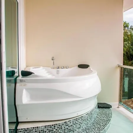 Villa Pool *