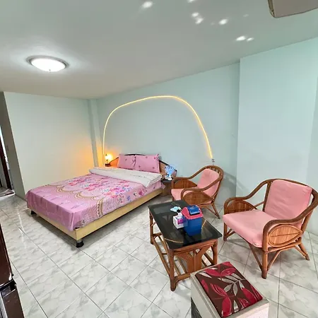 Apartment Colorful Comfortable 七彩公寓 机场巴士站隔壁 出门双条车直达各景区 *
