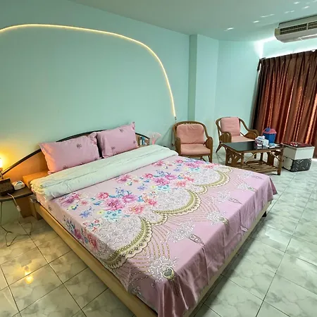 Colorful Comfortable 七彩公寓 机场巴士站隔壁 出门双条车直达各景区 Apartment *