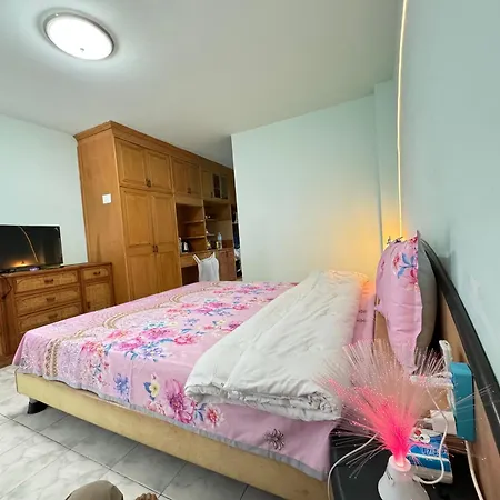 Apartment Colorful Comfortable 七彩公寓 机场巴士站隔壁 出门双条车直达各景区 *