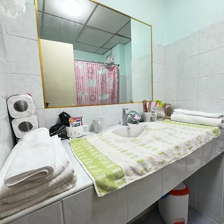 Apartment Colorful Comfortable 七彩公寓 机场巴士站隔壁 出门双条车直达各景区 *