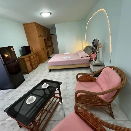 Colorful Comfortable 七彩公寓 机场巴士站隔壁 出门双条车直达各景区 * Pattaya