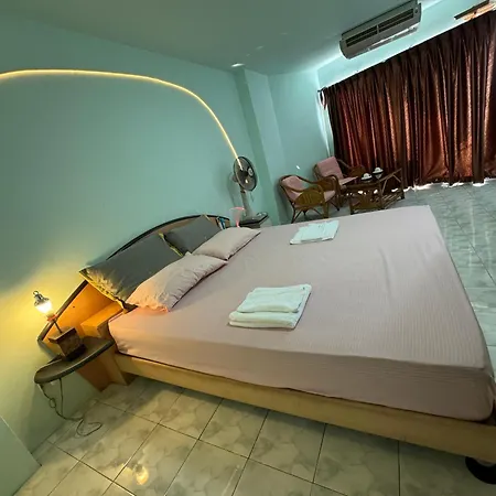Colorful Comfortable 七彩公寓 机场巴士站隔壁 出门双条车直达各景区 Apartment *