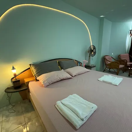 Colorful Comfortable 七彩公寓 机场巴士站隔壁 出门双条车直达各景区 Apartment Pattaya