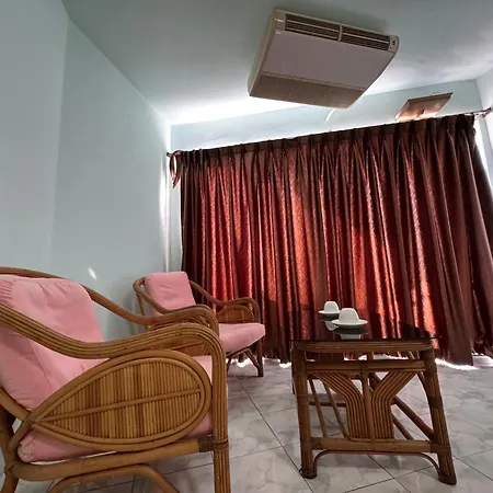 Apartment Colorful Comfortable 七彩公寓 机场巴士站隔壁 出门双条车直达各景区 *