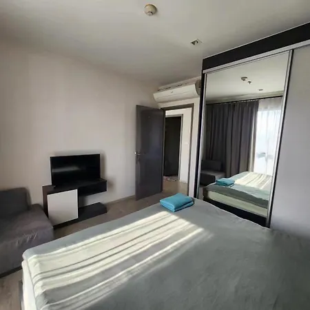 The Base Pattaya: Infinity Pool Near Walking Street Apartment