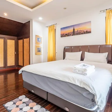Villa Thia Near Hollywood