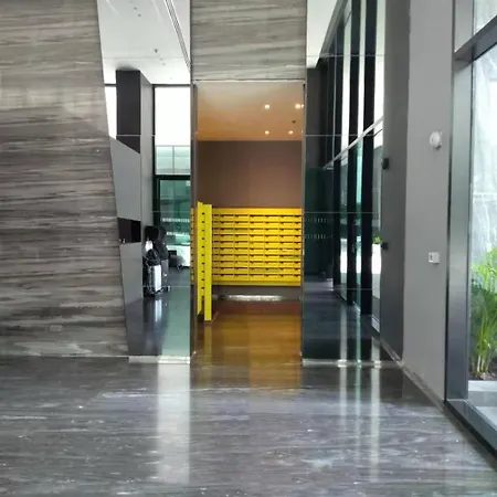 Apartment The Base Pattaya: Beachfront Near Shopping *