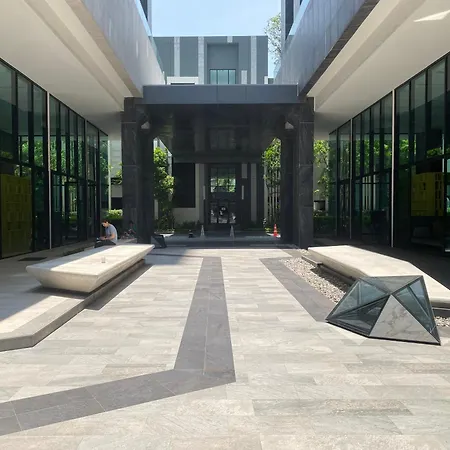 Apartment The Base Pattaya: Beachfront Near Shopping
