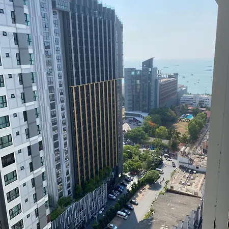 Apartment The Base Pattaya: Beachfront Near Shopping