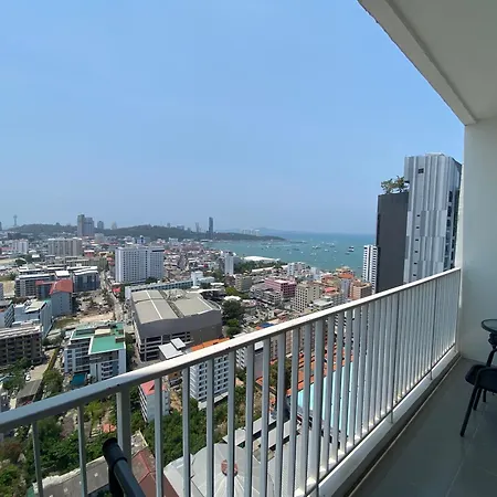 Apartment The Base Pattaya: Beachfront Near Shopping *