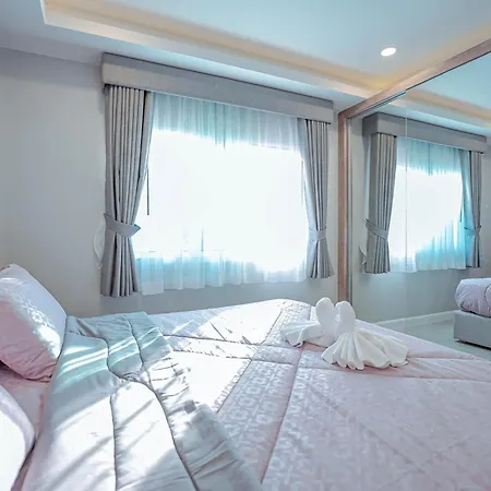 Hotel Smile Pool Villa芭提雅海滨现代轻奢四卧四卫泳池别墅