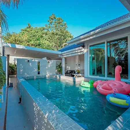 Hotel Smile Pool Villa芭提雅海滨现代轻奢四卧四卫泳池别墅