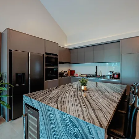 Hotel Smile Pool Villa芭提雅海滨现代轻奢四卧四卫泳池别墅 Pattaya