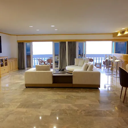 Spacious Seaview 3br Apartment:direct Access Apartment *