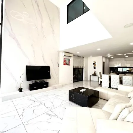 Palms Spring 4 Bedroom Pvt Pool * Pattaya
