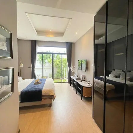 云曼华丽泳池别墅 Villa *