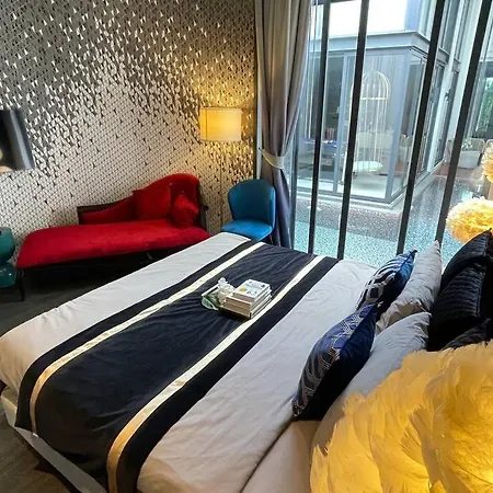 云曼华丽泳池别墅 Villa *