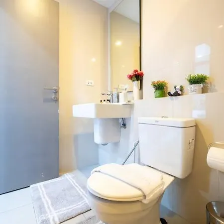 Apartment Kaws Theme Modern Cozy 1br 2 Min Walk To Pattaya