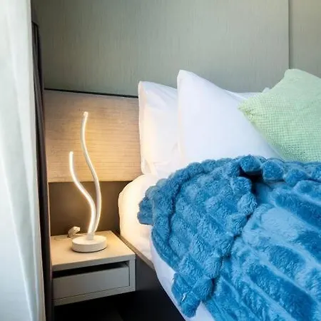 Kaws Theme Modern Cozy 1br 2 Min Walk To Apartment