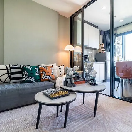 Kaws Theme Modern Cozy 1br 2 Min Walk To Apartment