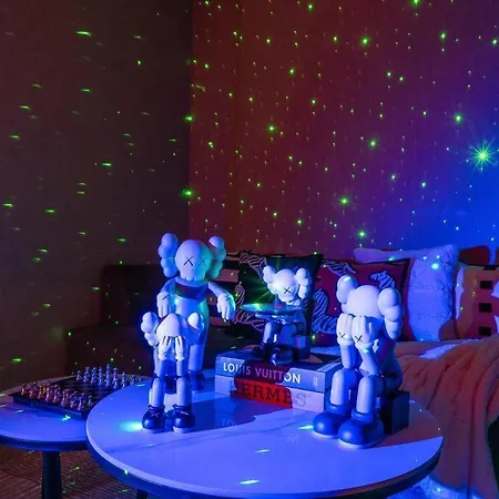Kaws Theme Modern Cozy 1br 2 Min Walk To *