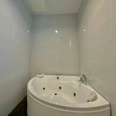 Luxurious 4 Bedroom Suk-sabai Villa *