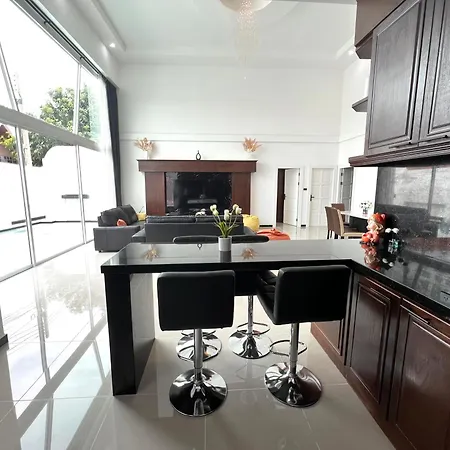 Siam-grand Private Pool Villa, Jacuzzi,bbq,near Walking St 10min Villa *