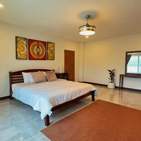 Holiday home Massive Pet-friendly House, 5 Mins From Beach,
