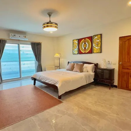 Massive Pet-friendly House, 5 Mins From Beach, Holiday home Pattaya