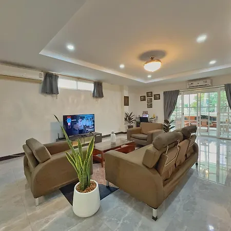 Massive Pet-friendly House, 5 Mins From Beach, Pattaya