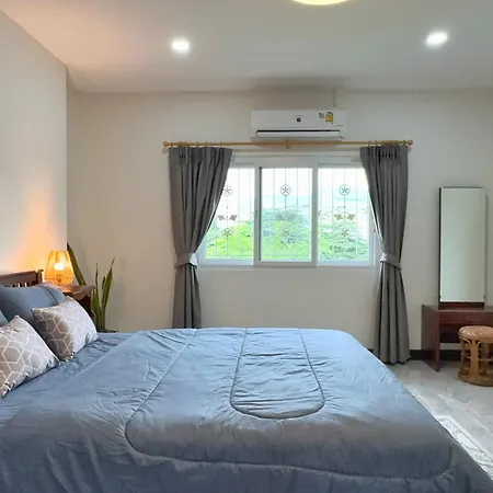 Massive Pet-friendly House, 5 Mins From Beach,