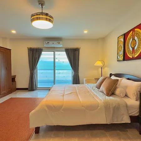 Massive Pet-friendly House, 5 Mins From Beach,