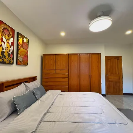 Holiday home Massive Pet-friendly House, 5 Mins From Beach,